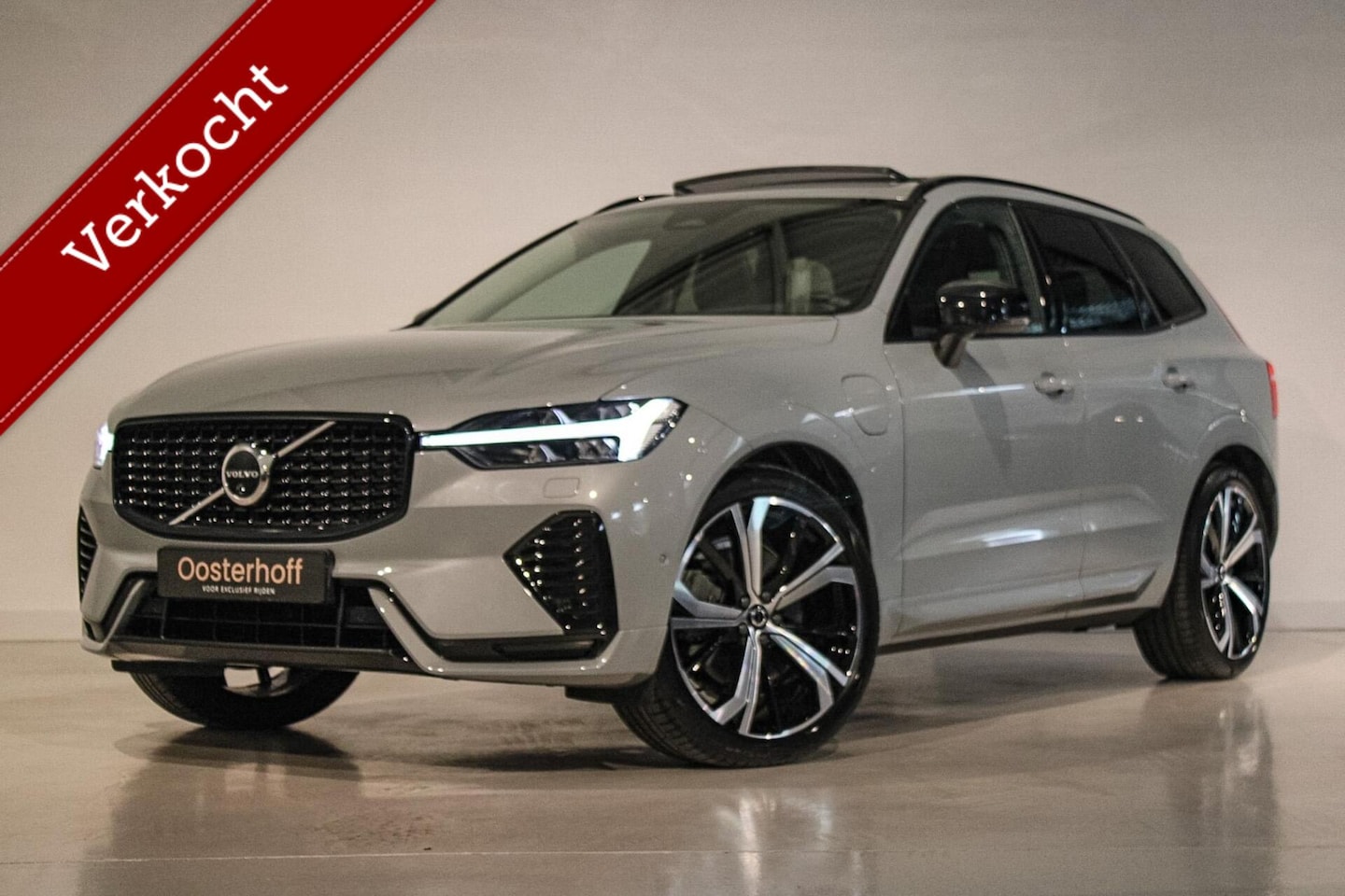 Volvo XC60 - 2.0 T8 Plug-in hybrid AWD Ultra Dark LUCHTV | B&W - AutoWereld.nl