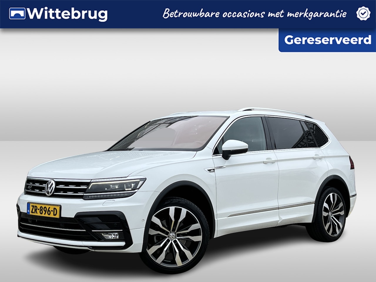 Volkswagen Tiguan Allspace - 1.5 TSI Highline Business R 7p. / Pano / Leder / Navigatie / App connect / Camera / Parkee - AutoWereld.nl