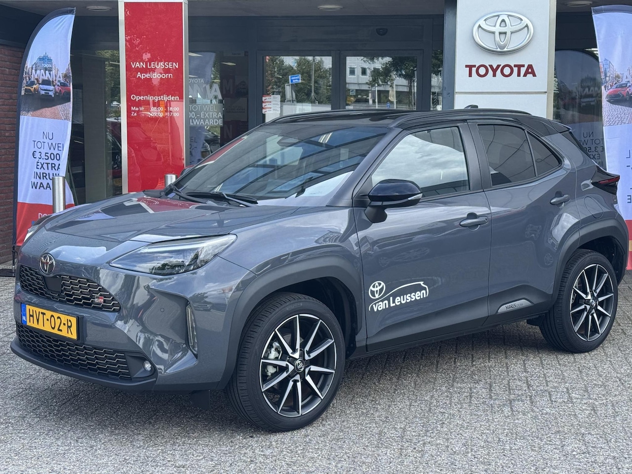 Toyota Yaris Cross - Hybrid 130 GR-SPORT BLIND SPOT 18'' LM-VELGEN PARK-SENSOREN STOELVERW CAMERA NAVI APPLE/AN - AutoWereld.nl