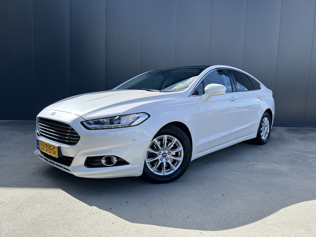 Ford Mondeo - 1.5 Titanium 161 PK 1e EIGENAAR PANO DAK TREKHAAK NAVI CRUISE ECC - AutoWereld.nl