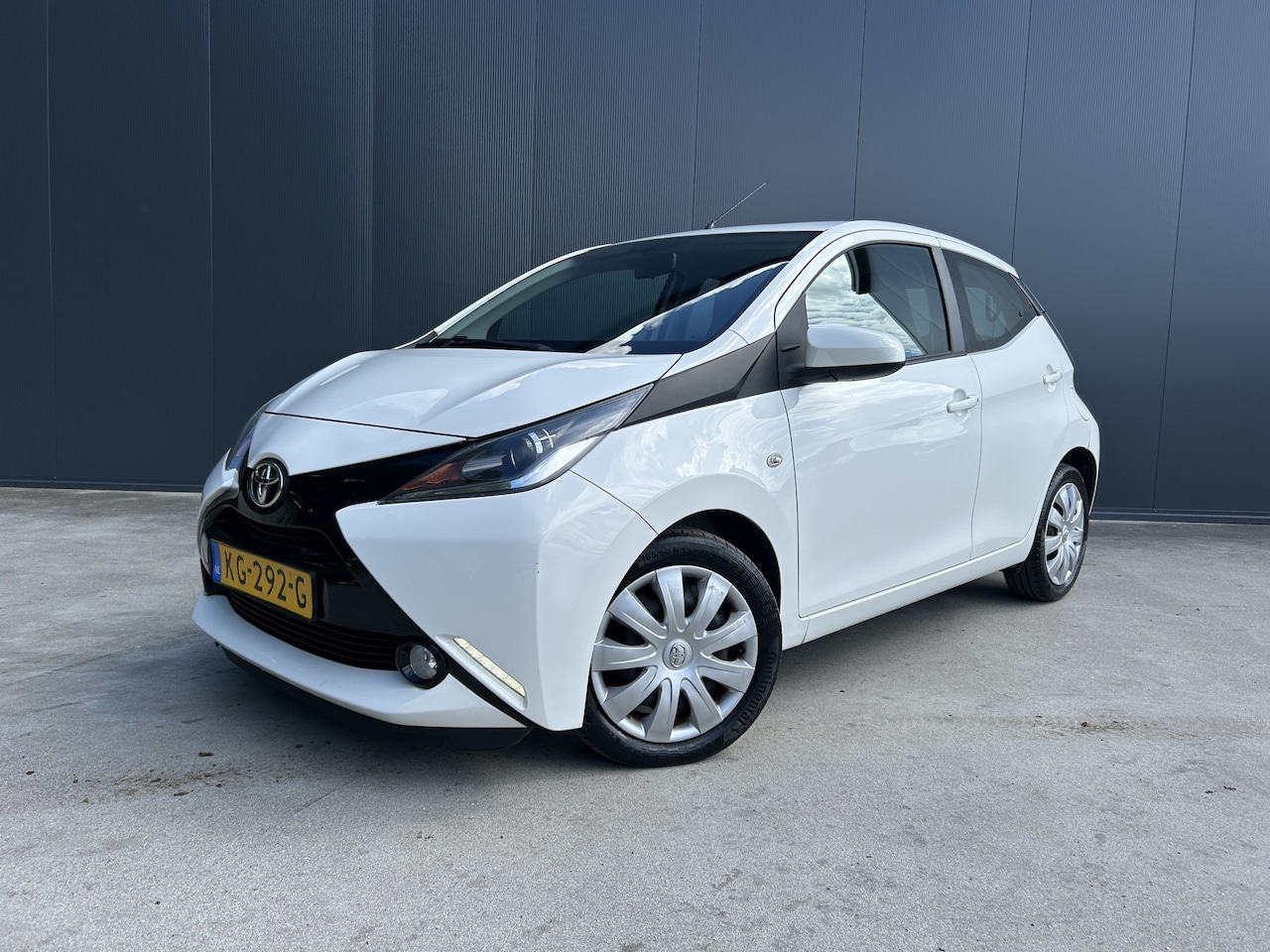 Toyota Aygo - 1.0 VVT-i x-play 1e EIGENAAR AIRCO CAMERA LED - AutoWereld.nl