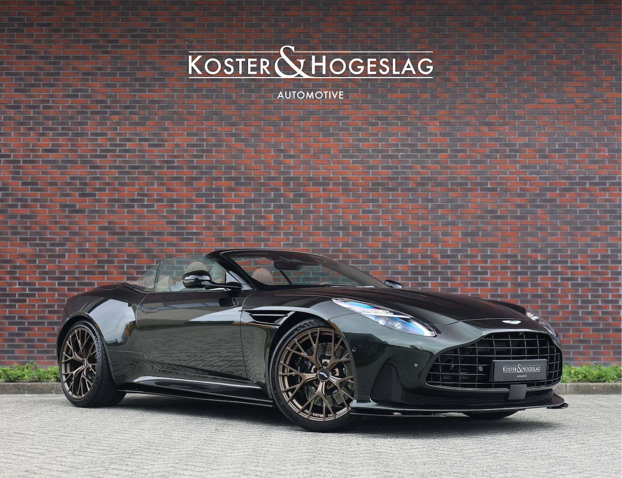 Aston Martin DB12 Volante - 4.0 V8 | Minotaur Green - Nieuwstaat - AutoWereld.nl