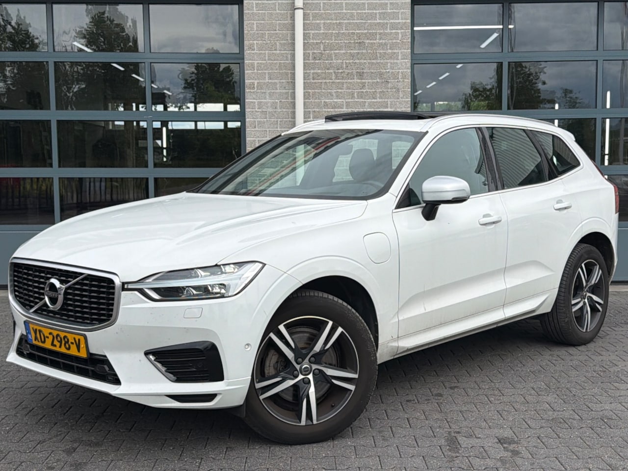 Volvo XC60 - 2.0 T8 Twin Engine AWD R-Design |SCHUIFDAK| - AutoWereld.nl