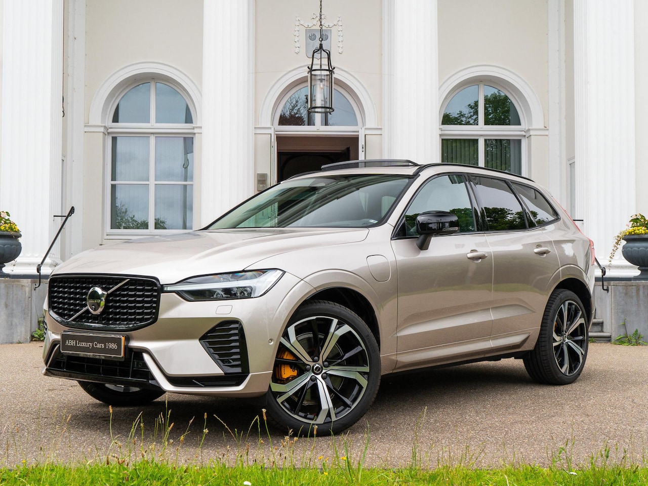 Volvo XC60 - 2.0 T6 Plug-in hybrid AWD Plus Dark | Pano | Head-up | Harman K | 360 camera | - AutoWereld.nl