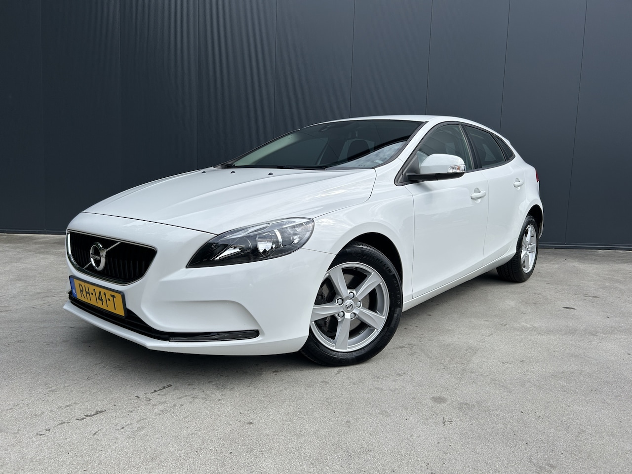 Volvo V40 - 2.0 T2 Nordic LEER NAVI CRUISE ECC LMV - AutoWereld.nl