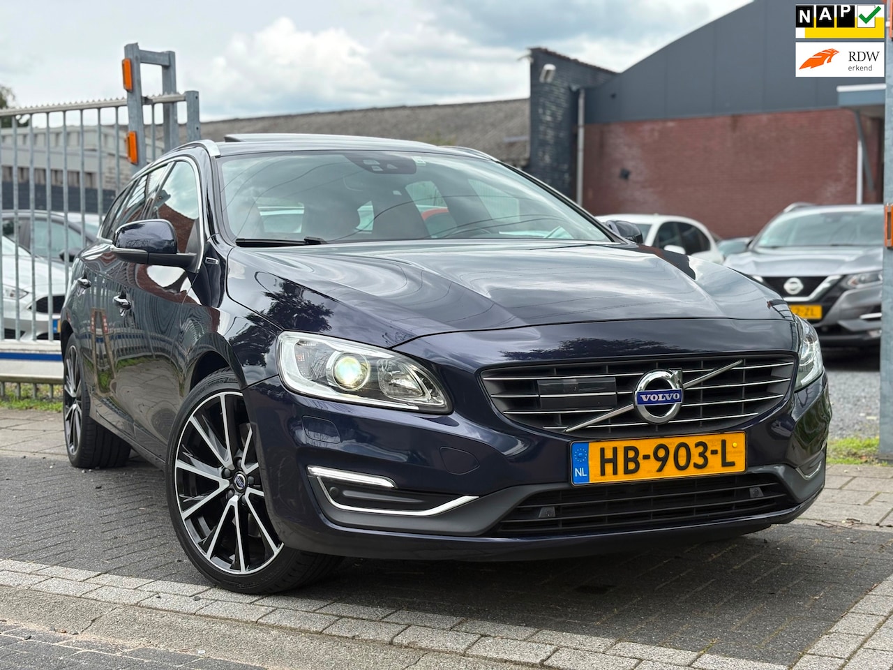 Volvo V60 - 2.4 D6 Twin Engine R-Design | Schuifdak | Lederen bekleding | Trekhaak | 19” LMV | - AutoWereld.nl
