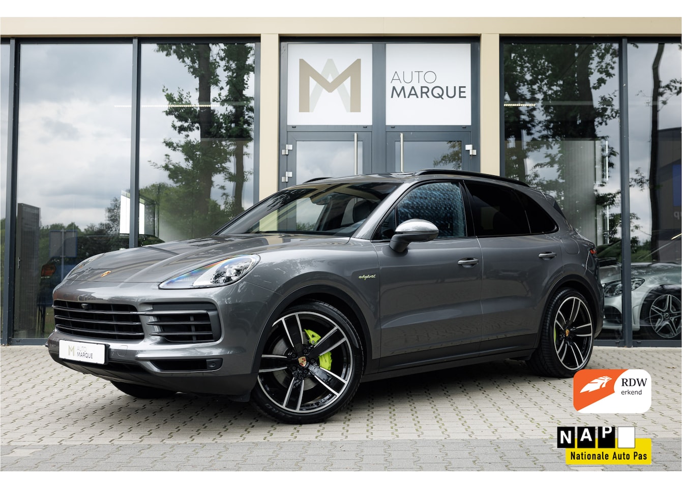 Porsche Cayenne - 3.0 E-Hybrid 463PK | Luchtvering | 22" LM Velgen | Panoramadak | Sport Chrono | PDLS Plus - AutoWereld.nl