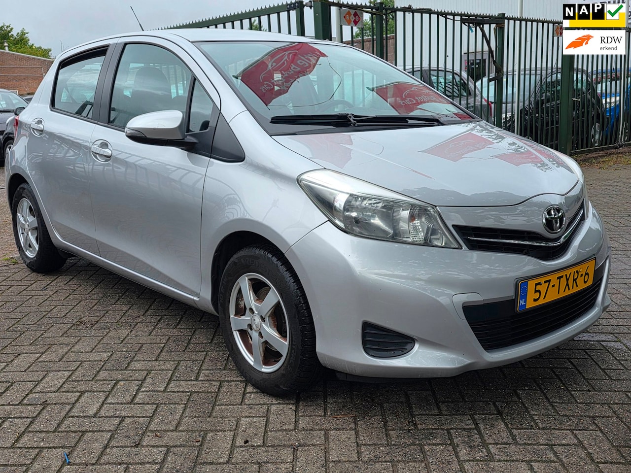 Toyota Yaris - 1.0 VVT-i Aspiration 3e eigenaar dealer onderhouden achteruit camera trekhaak airco elektr - AutoWereld.nl
