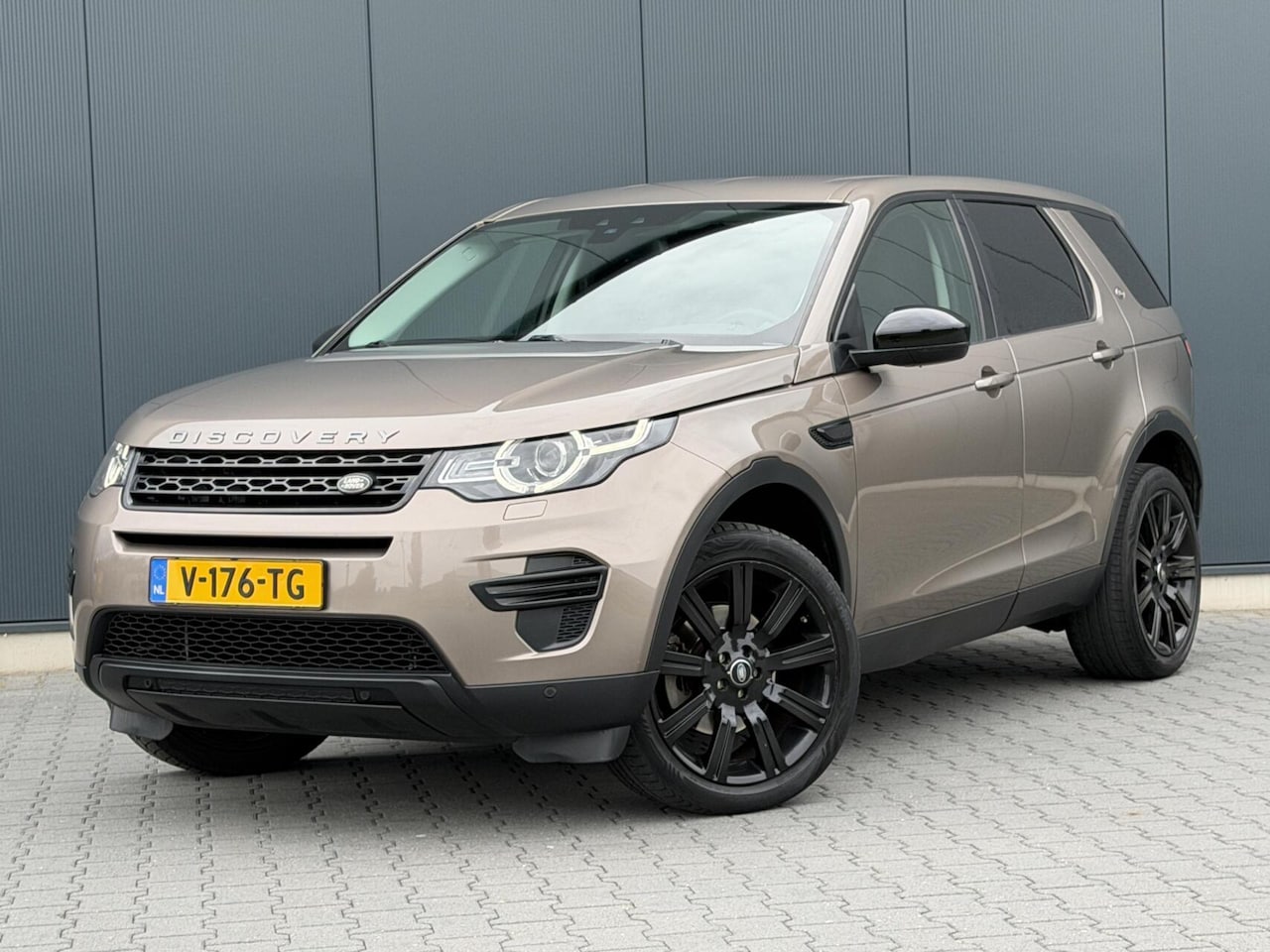 Land Rover Discovery Sport - 2.0 TD4 Grijs Kenteken - Xenon - Trekhaak - AutoWereld.nl