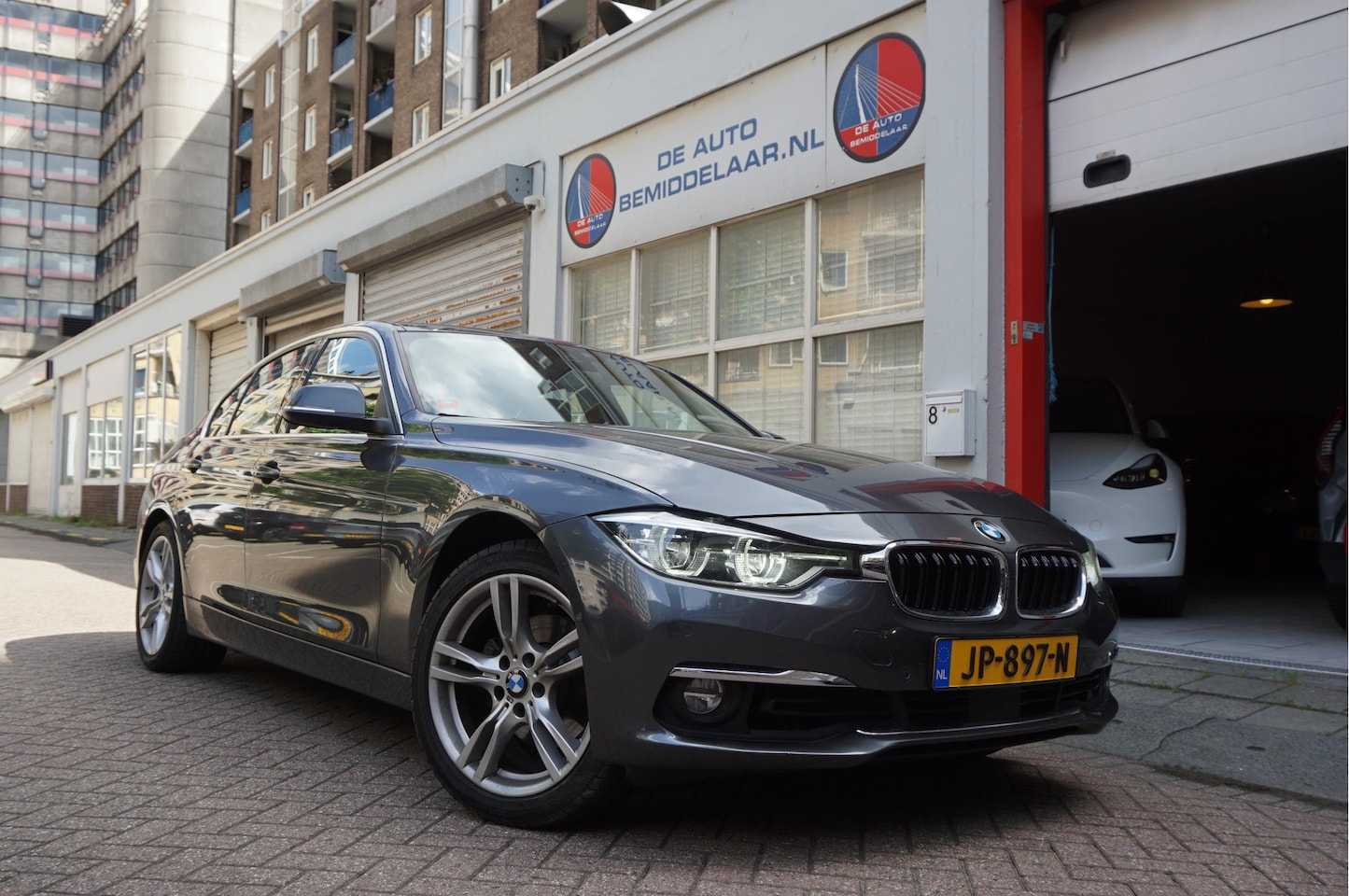 BMW 3-serie - 330e High Executive Innovation Aut8 | Adaptive | HUD | Harman Kardon | 360 Camera | Apple - AutoWereld.nl