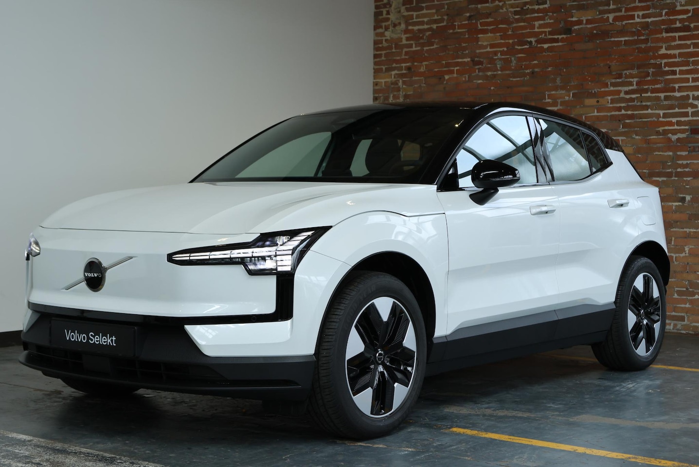 Volvo EX30 - Single Motor 50kWh Plus | Stoel- en stuurwiel verwarming | Premium audio by Harman Kardon - AutoWereld.nl