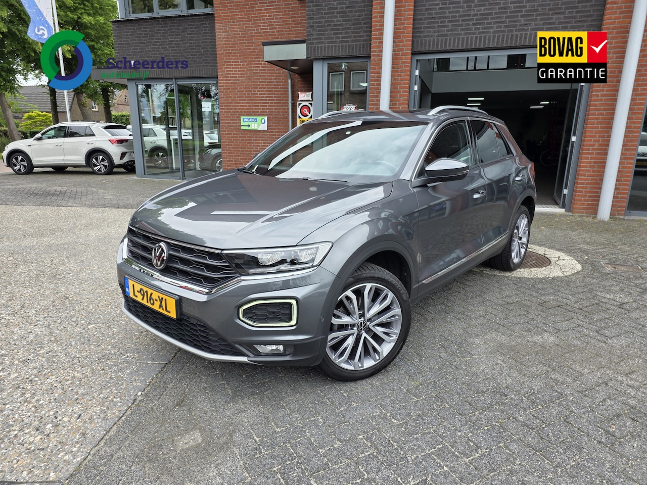 Volkswagen T-Roc - 1.5 TSI Sport 1.5 TSI Sport,Pano dak,trekhaak,Navi,1 jaar garantie - AutoWereld.nl