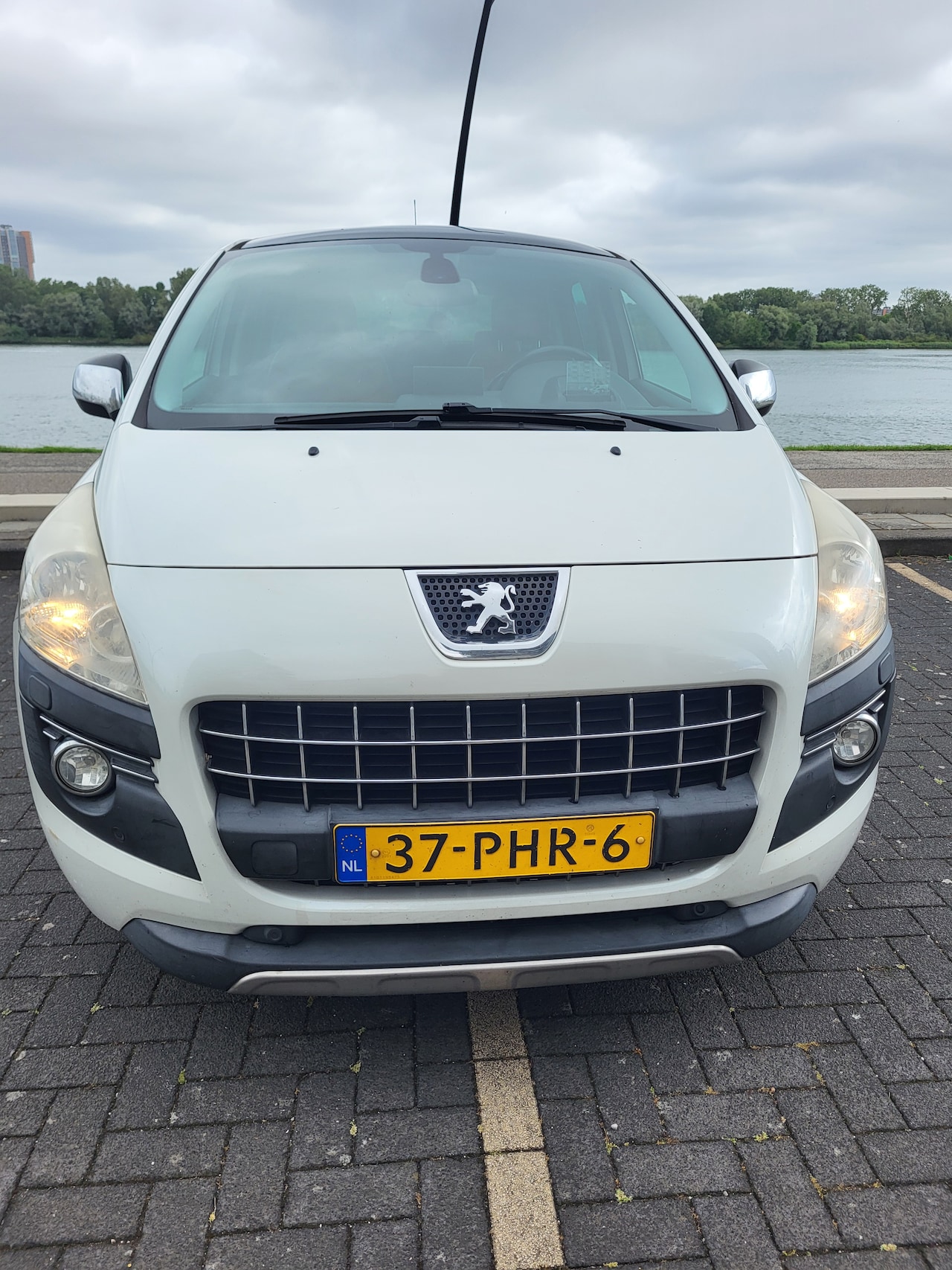 Peugeot 3008 - 1.6 THP Allure 18" RDW goedgekeurde handgas-en rem. Trekhaak, Michelingbanden 85%. Turbo en distributie reeds - AutoWereld.nl