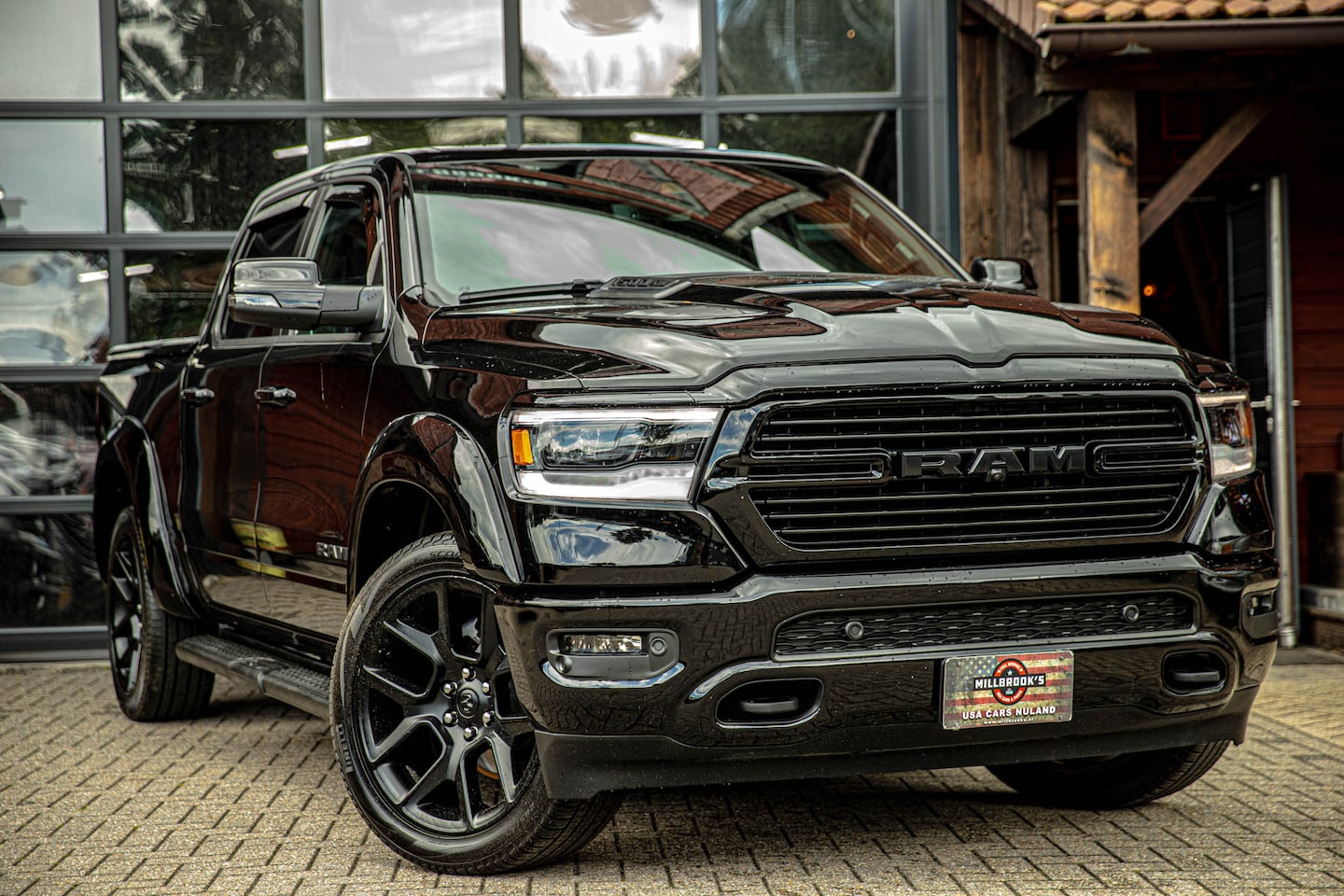 Dodge Ram 1500 - 5.7 V8 4x4 Crew Cab Laramie 5.7 V8 4x4 Crew Cab Laramie - AutoWereld.nl