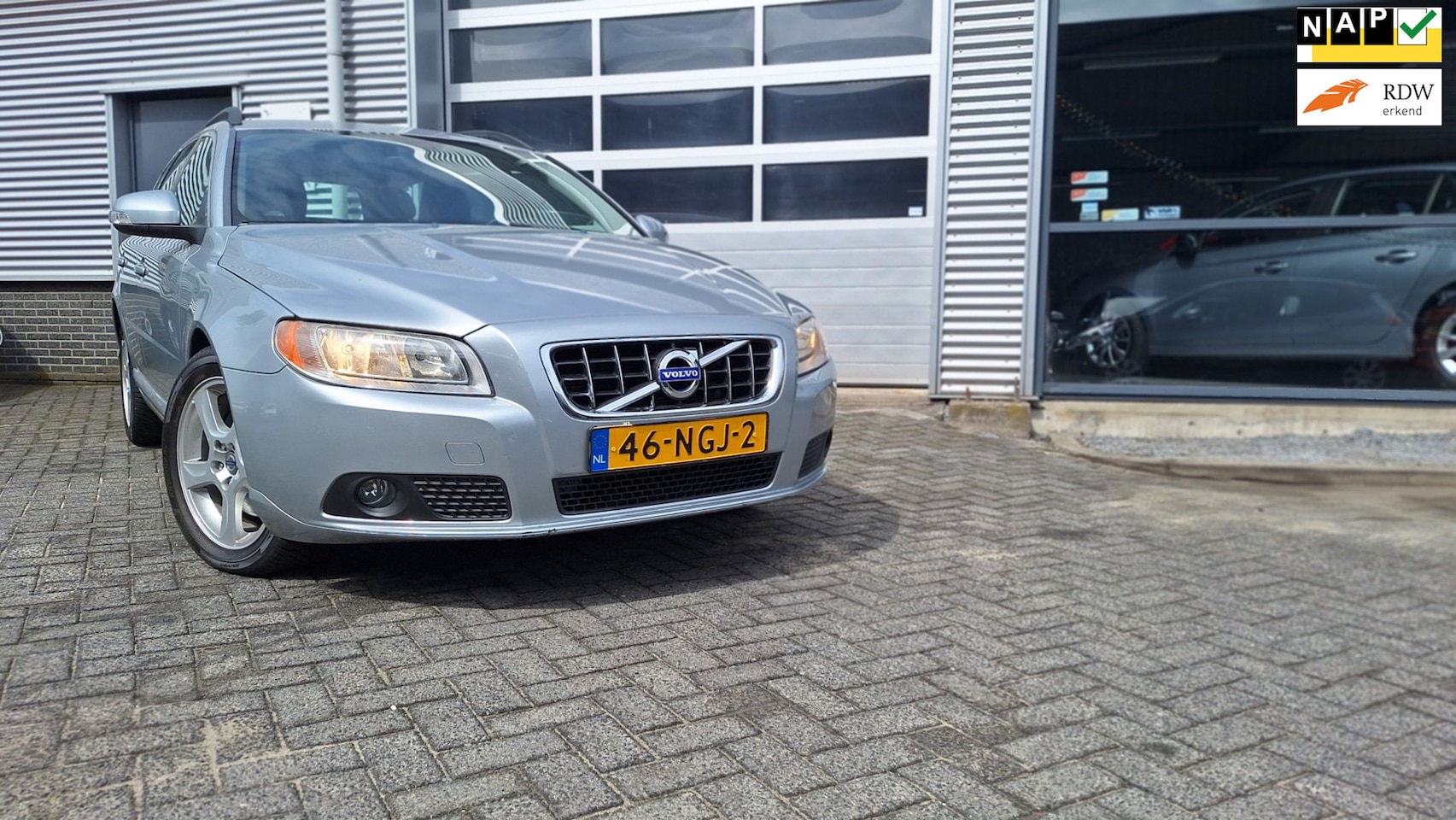 Volvo V70 - 2.0T Momentum/ trekhaak/Leer/Stoel verwarming/Pdc/Enz - AutoWereld.nl
