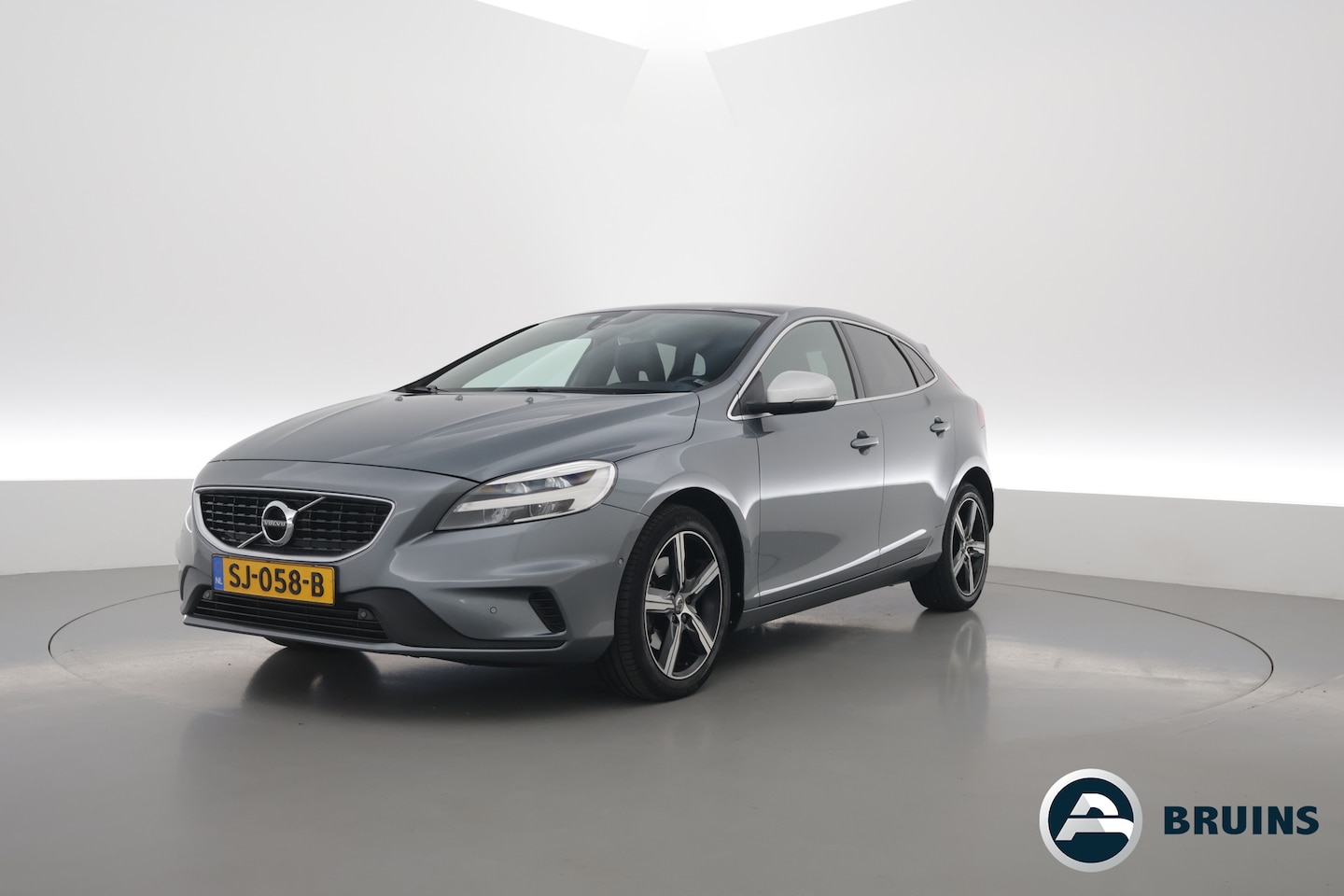 Volvo V40 - 2.0 T4 R-Design | 190PK | Leer | Panorama-dak | Trekhaak | Camera | Stoelverwarming | - AutoWereld.nl