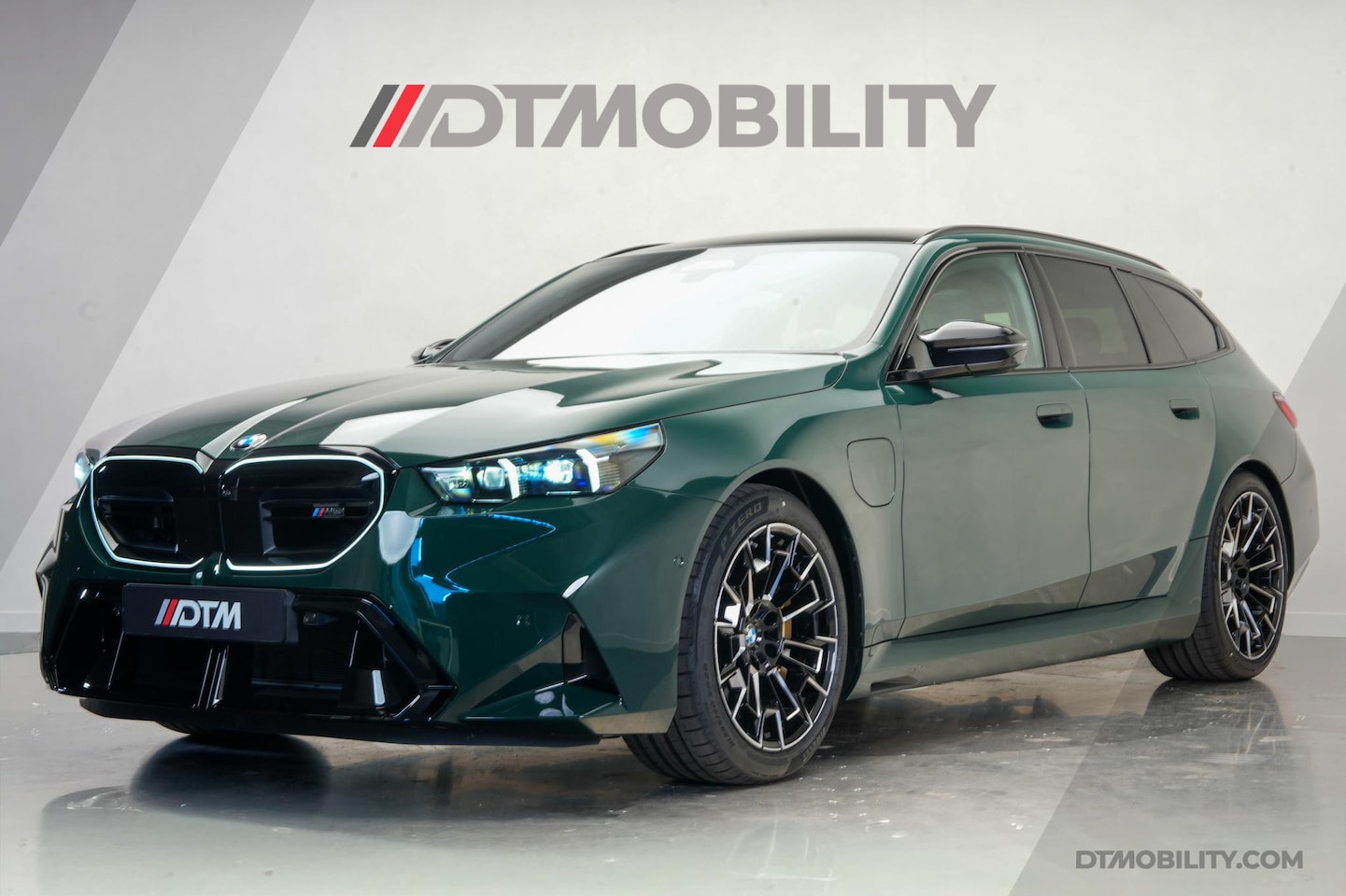 BMW 5-serie Touring - M5 | M-Drivers Pack | Keramisch | Akrapovič | Goodwood Grün Sonderlackierung - AutoWereld.nl