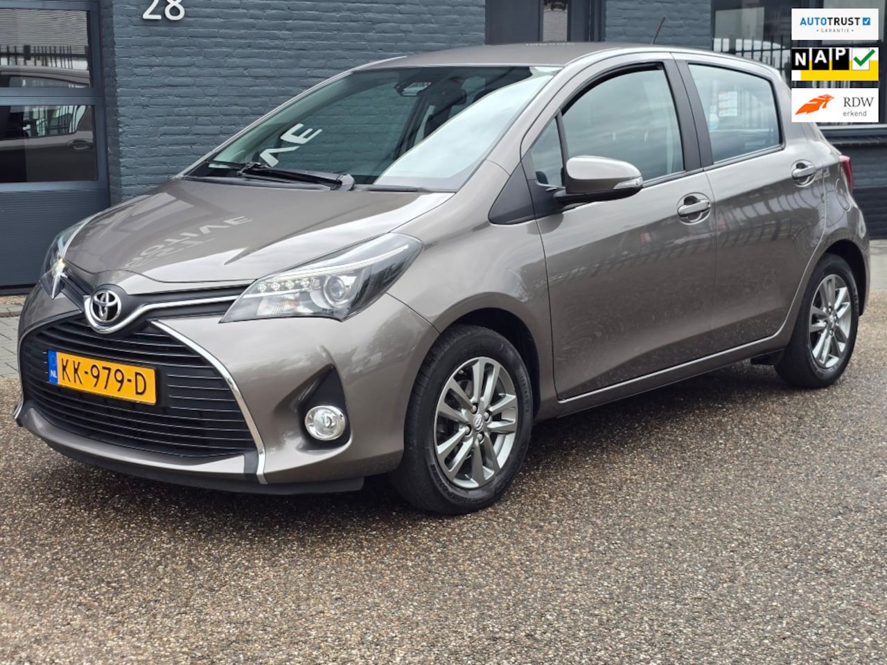 Toyota Yaris - 1.3 VVT-i AUTOMAAT 1E EIGENAAR DEALER ONDERHOUDEN - AutoWereld.nl