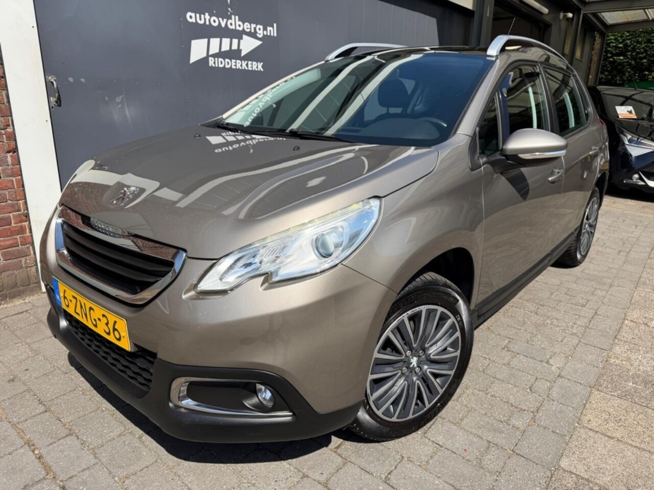 Peugeot 2008 - 1.2 Active Automaat Pano Trekhaak Allseason - AutoWereld.nl