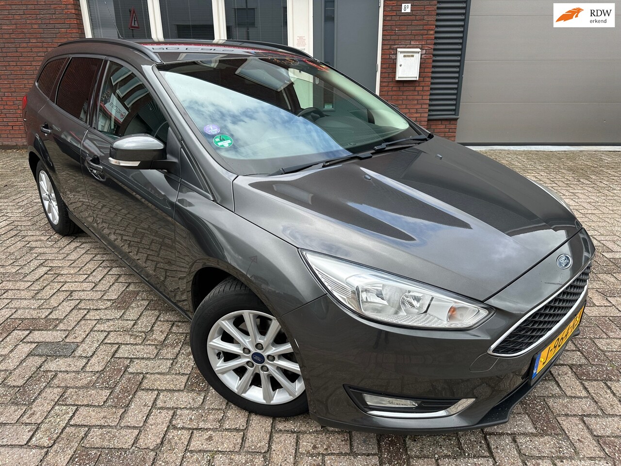 Ford Focus Wagon - 1.0 First Edition / Navi / PDC / Riem vv / LED / Clima - AutoWereld.nl