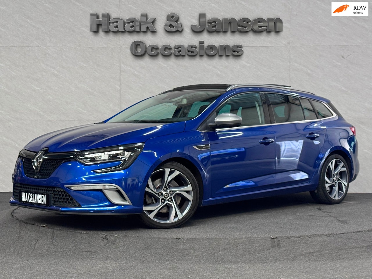 Renault Mégane Estate - 1.6 dCi Bose Panoramadak Keyless Vierwielsturing - AutoWereld.nl