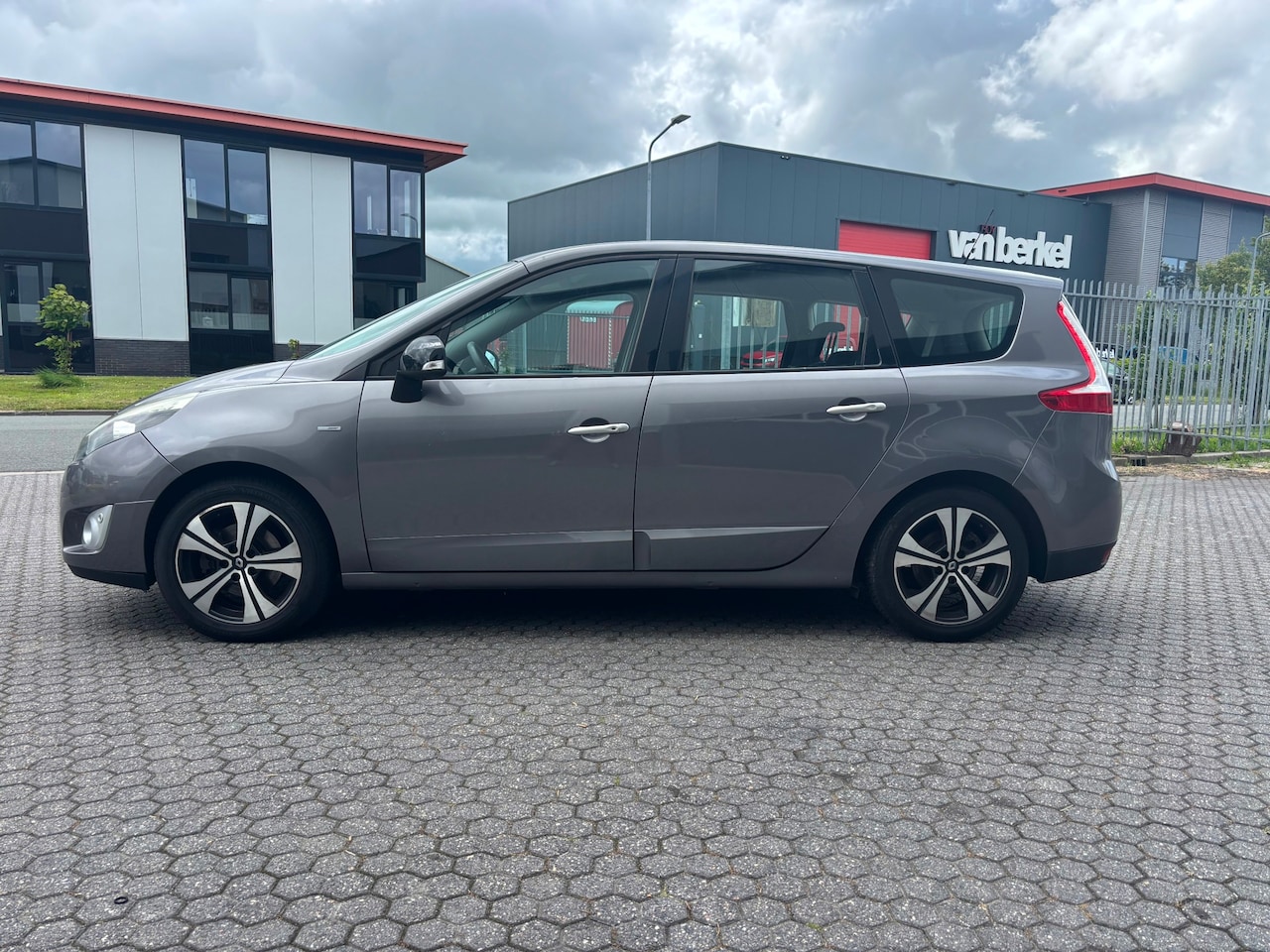 Renault Grand Scénic - 1.4 Bose 7p MOTOR SCHADE - AutoWereld.nl