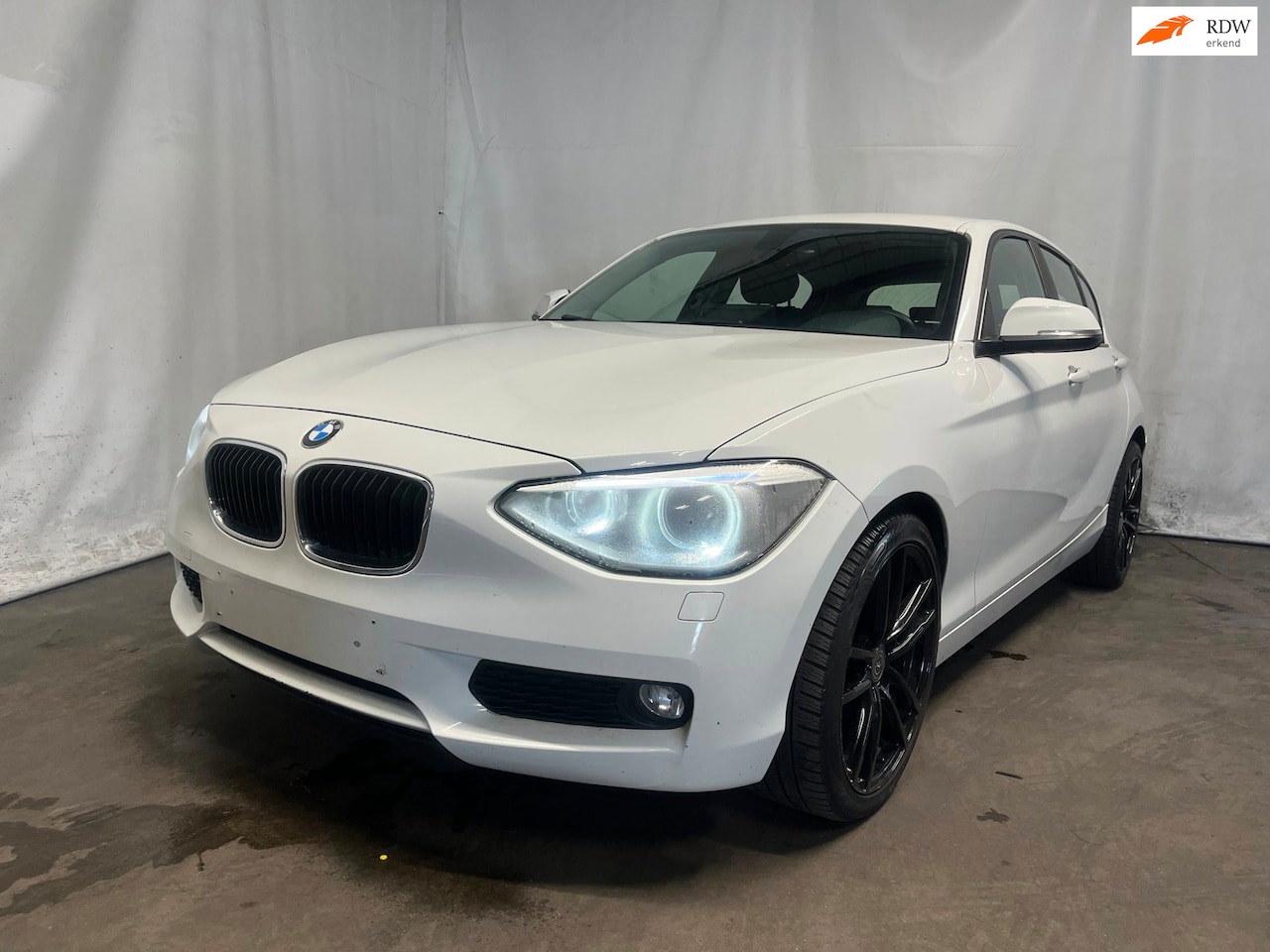 BMW 1-serie - 118d Corporate Business Line Ultimate Edition - Belgische auto - Motorlamp - Schade - AutoWereld.nl