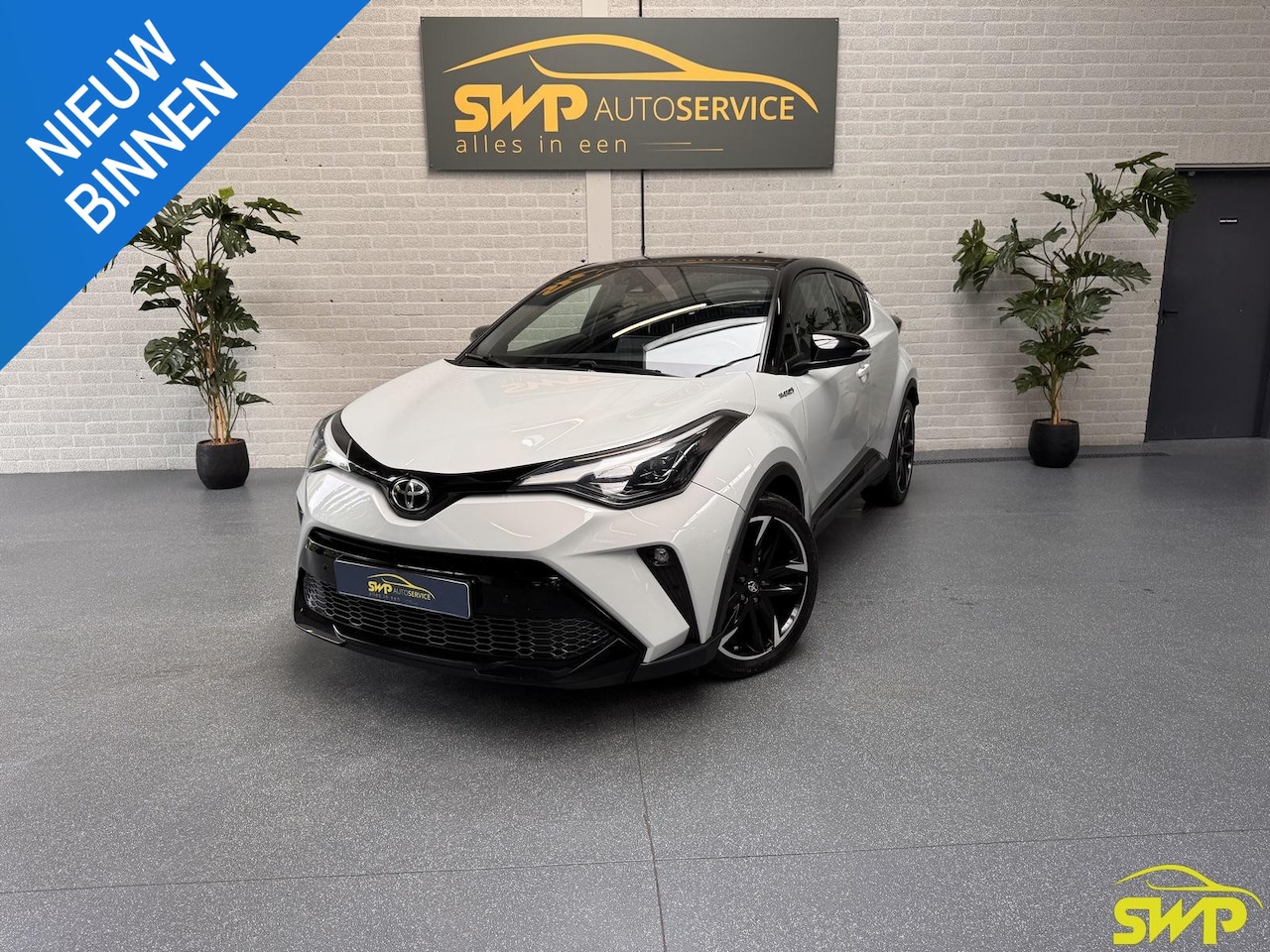 Toyota C-HR - 1.8 Hybrid GR-Sport | Camera | ACC | Trekhaak | Volledig dealer onderhouden - AutoWereld.nl