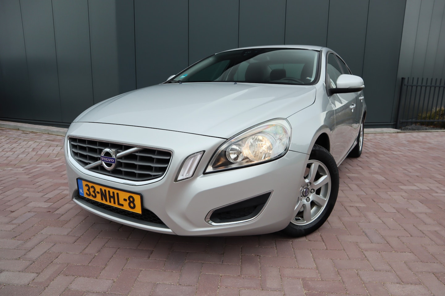 Volvo S60 - 2.0T Intro Edition Navigatie Trekhaak Pdc Etc. - AutoWereld.nl