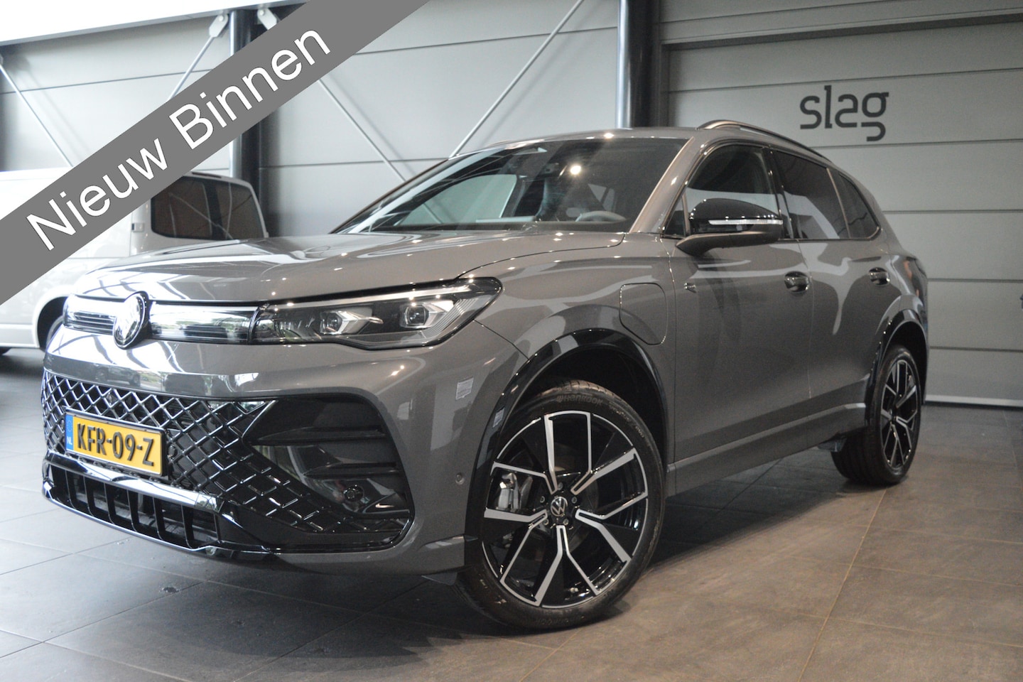 Volkswagen Tiguan - 1.5 eHybrid 3X R-LINE Black Style head up 20 inch 272 pk !! - AutoWereld.nl