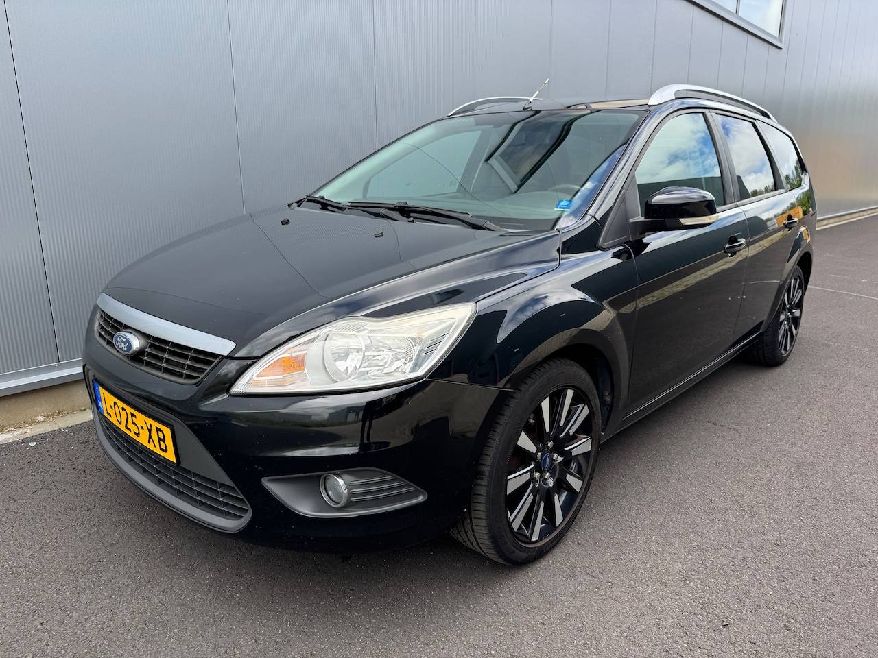 Ford Focus Wagon - 1.6 Ghia black magic edition! - AutoWereld.nl