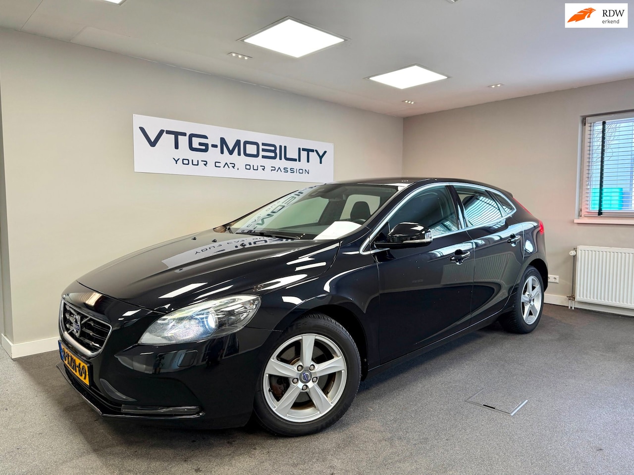 Volvo V40 - 1.6 T3 Summum Navi|ClimateControl|Stoelverwarming|PDC A|Xenon|APK 12-2026 - AutoWereld.nl