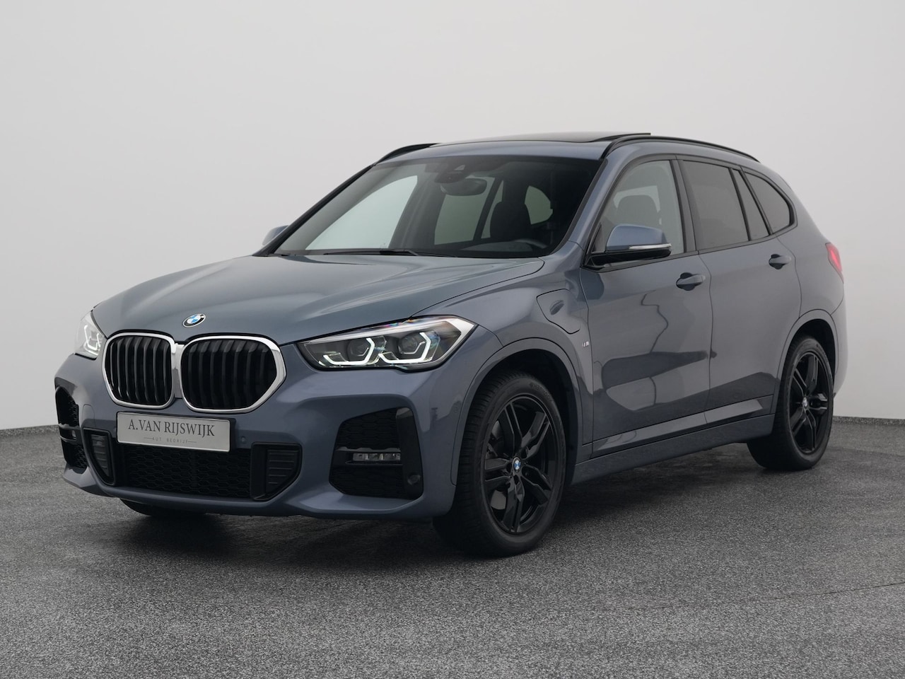 BMW X1 - xDrive25e | PANO | H&K | CAMERA | STOELVERW. - AutoWereld.nl