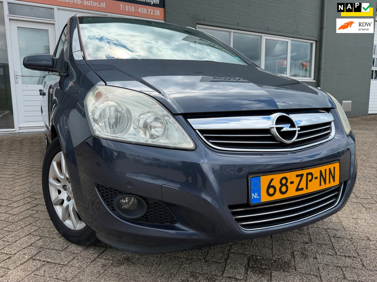 Opel Zafira - 1.8 Temptation 7 pers in automaat van 2de Eig met trekhaak en parkeersensoren en navigatie - AutoWereld.nl