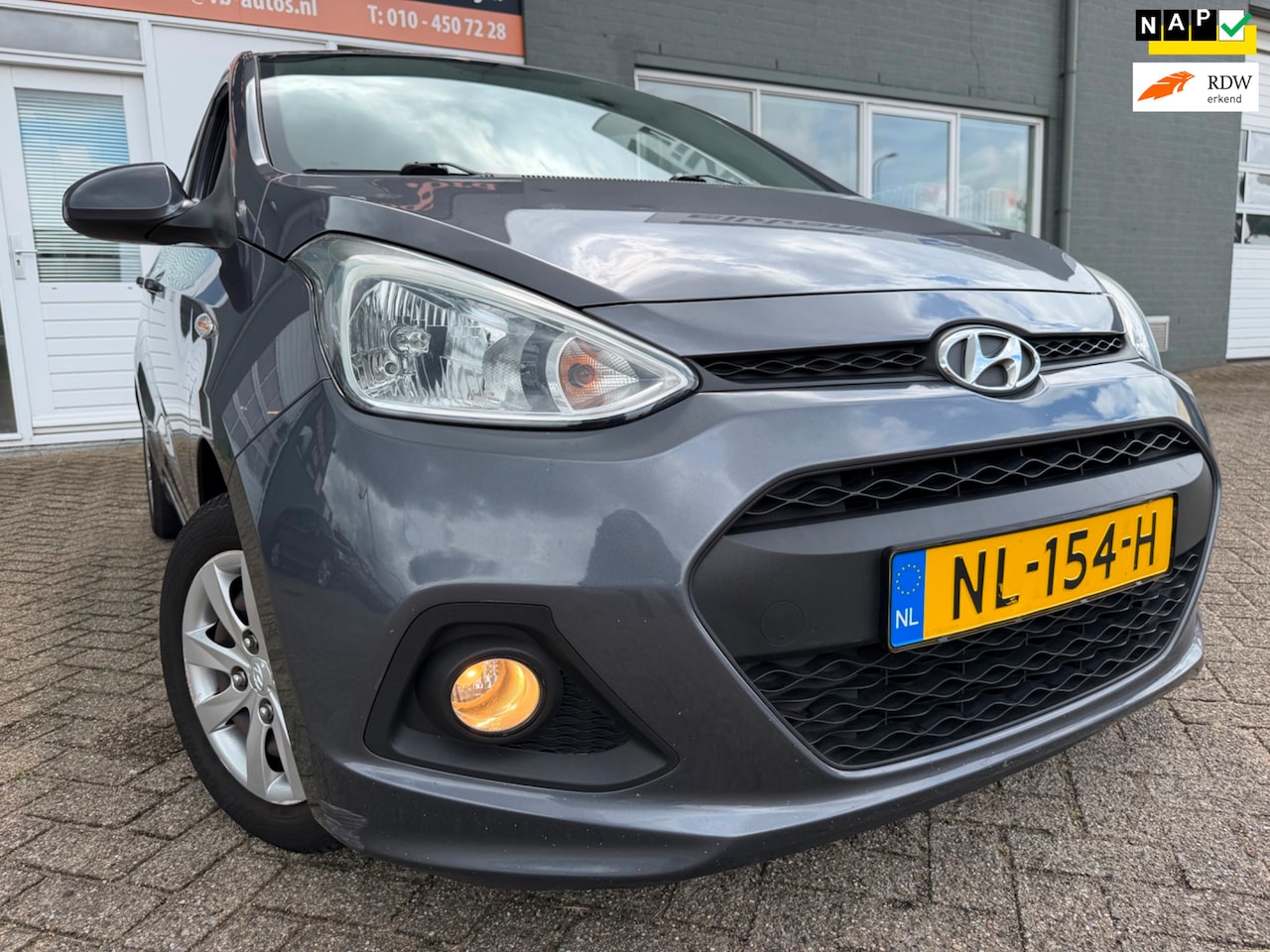 Hyundai i10 - 1.0i i-Motion Comfort 5 drs van 1ste Eig met navigatie en bluetooth en airco - AutoWereld.nl
