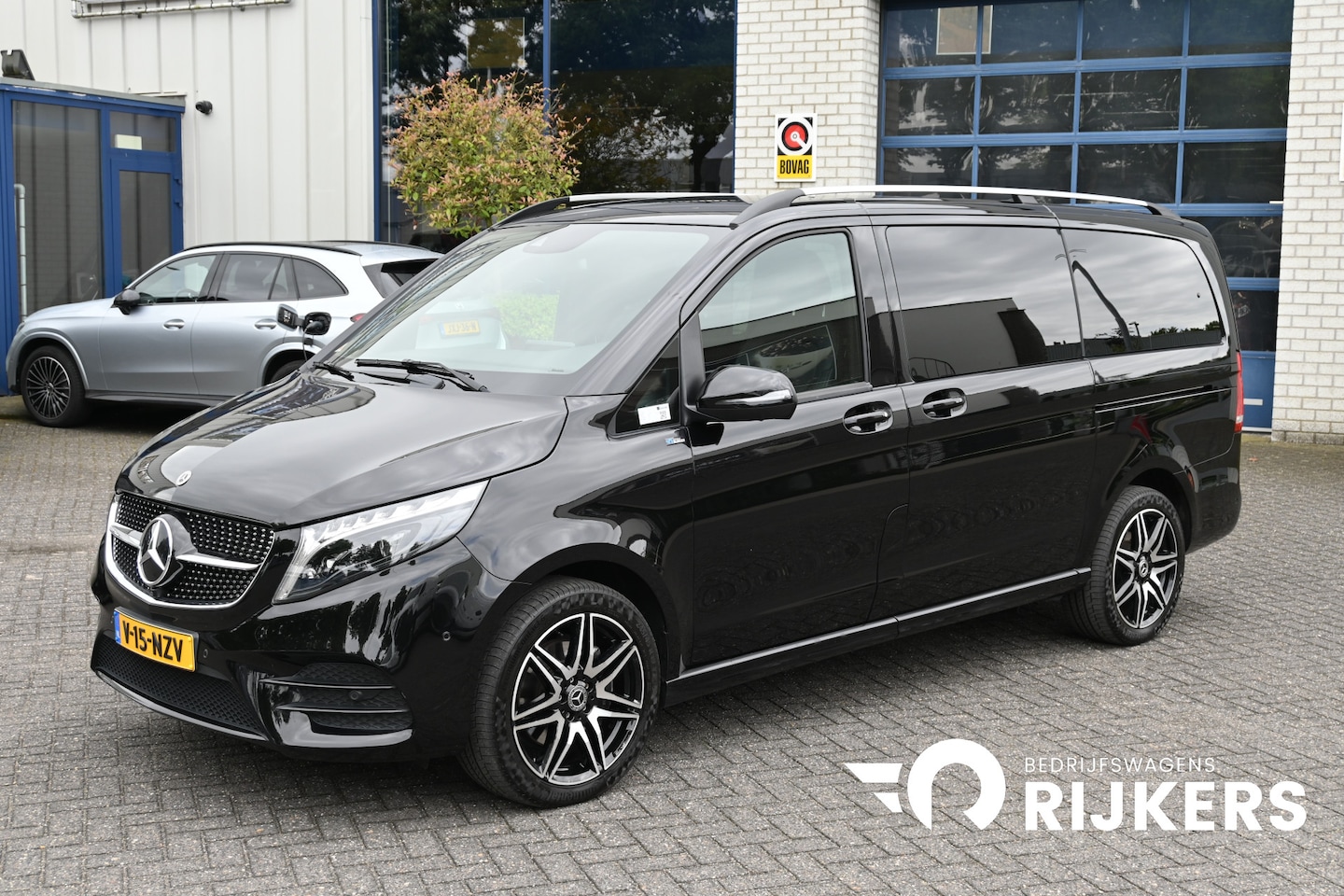 Mercedes-Benz V-klasse - 300d 4-MATIC AMG DC Avantgarde Panorama dak, Distronic, 360 Camera, Standkachel, Burmester - AutoWereld.nl