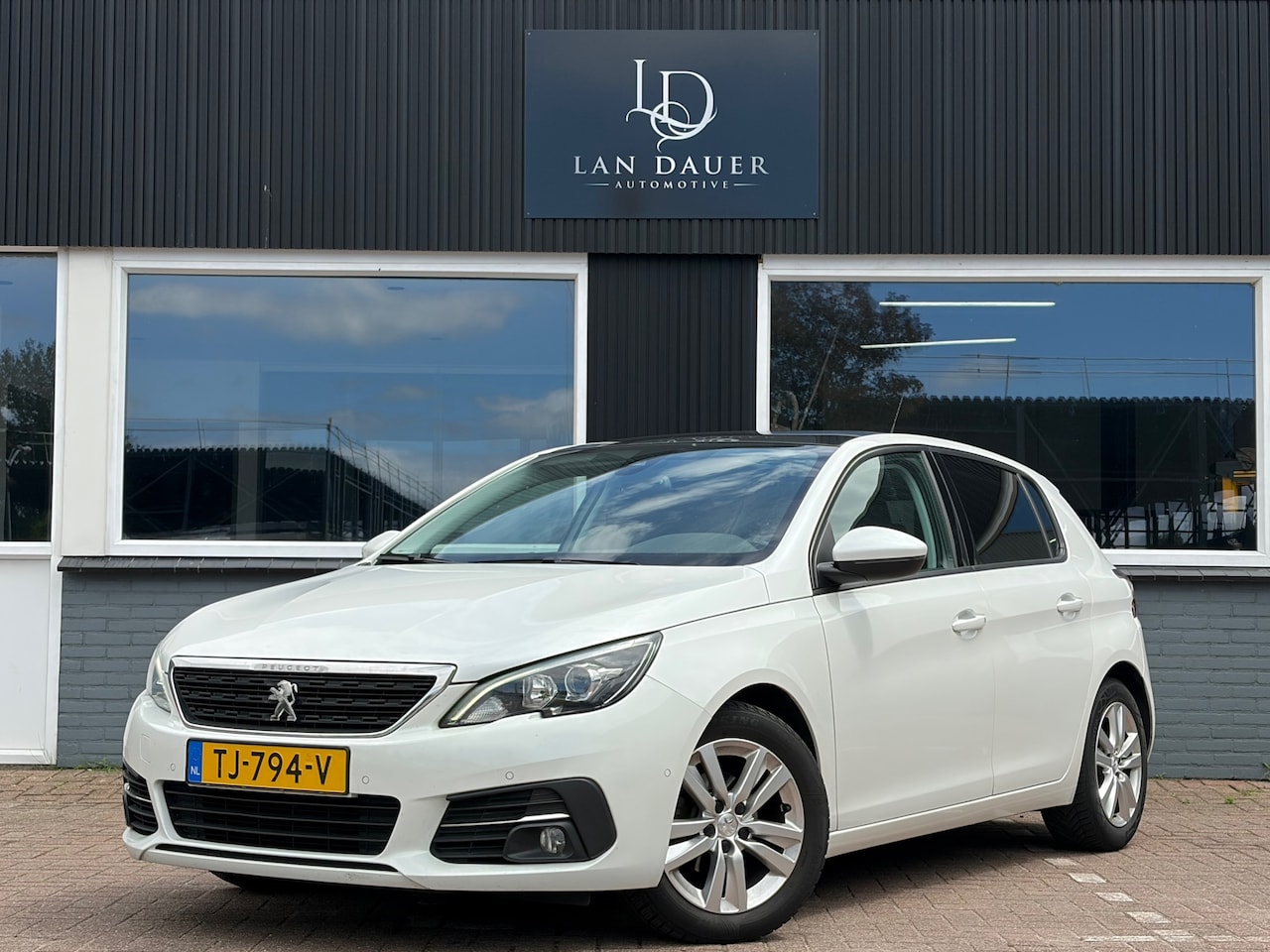 Peugeot 308 - 1.2 PureTech Blue Lease Executive / Pano / Parelmoerwit - AutoWereld.nl