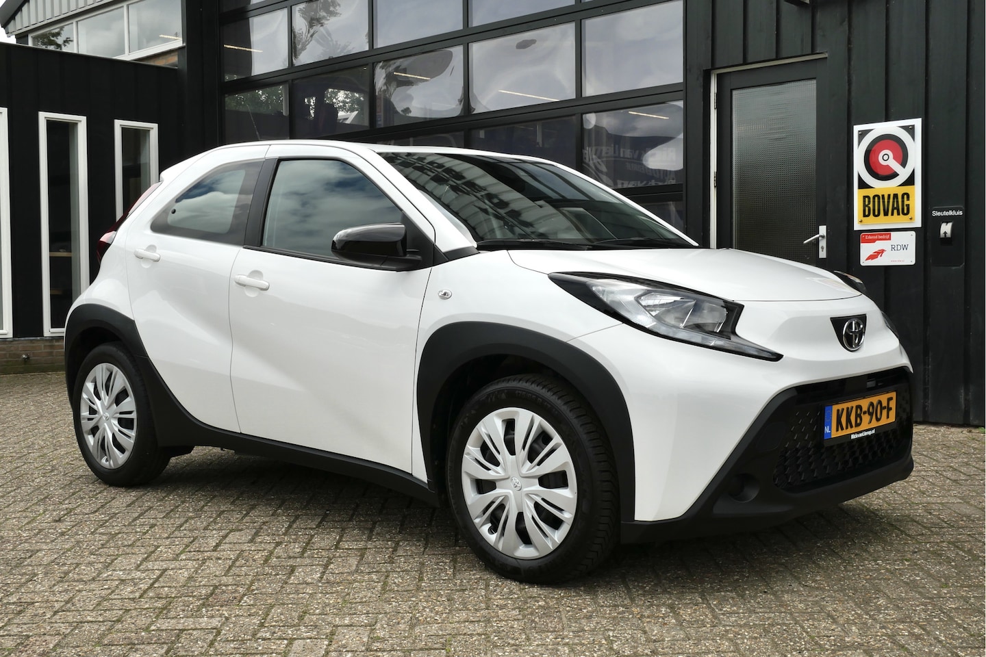 Toyota Aygo X - 1.0 VVT-i S-CVT Play Automaat | Cruise | Camera | Airco - AutoWereld.nl