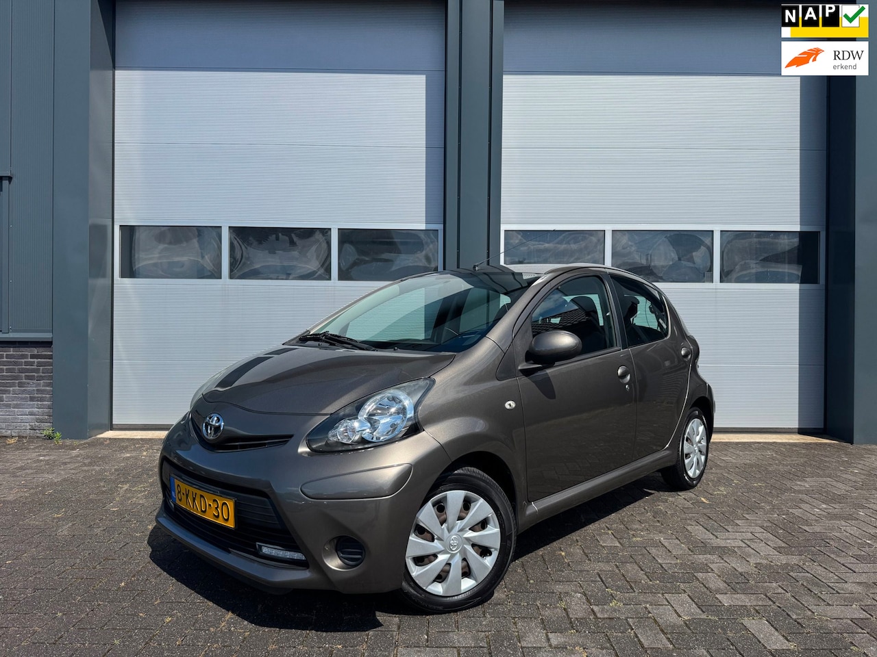 Toyota Aygo - 1.0 VVT-i Aspiration Bruin 5-Deurs Airco Bluetooth - AutoWereld.nl