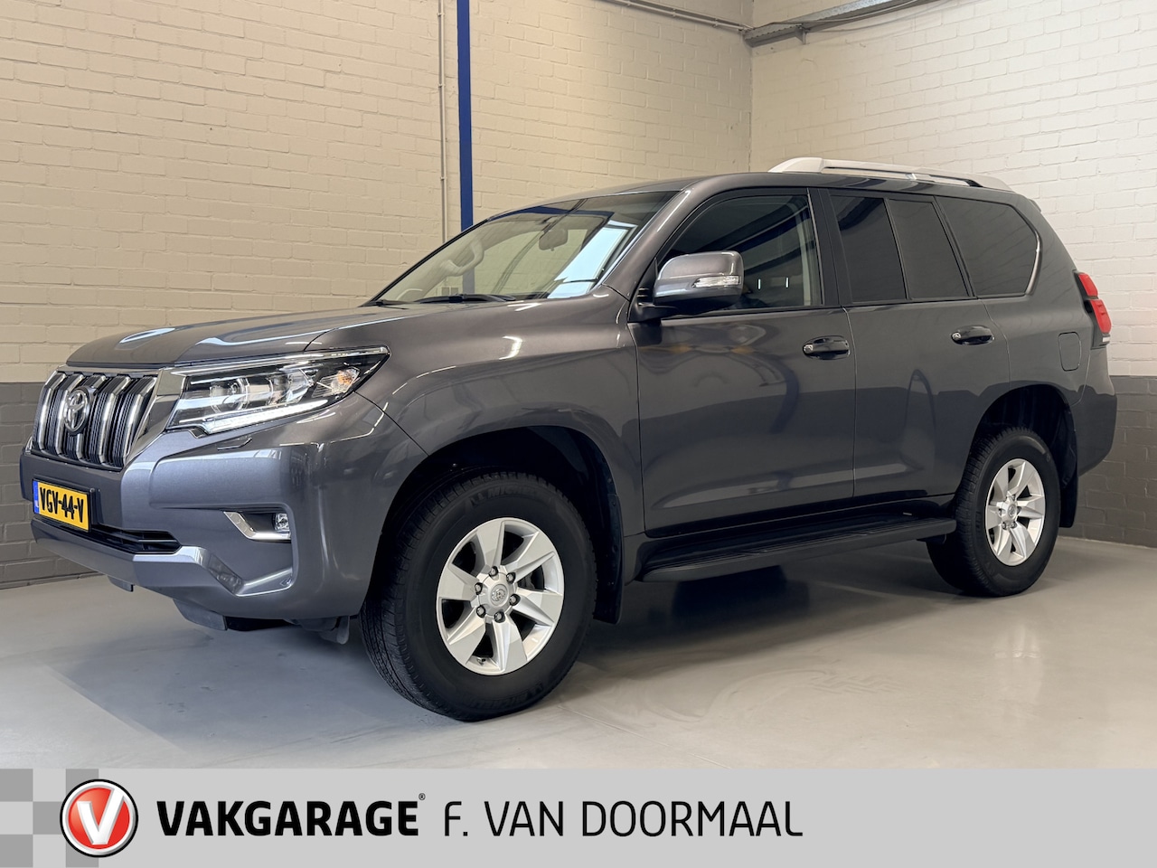 Toyota Land Cruiser Challenger - 2.8 D-4D-F Window Van - AutoWereld.nl
