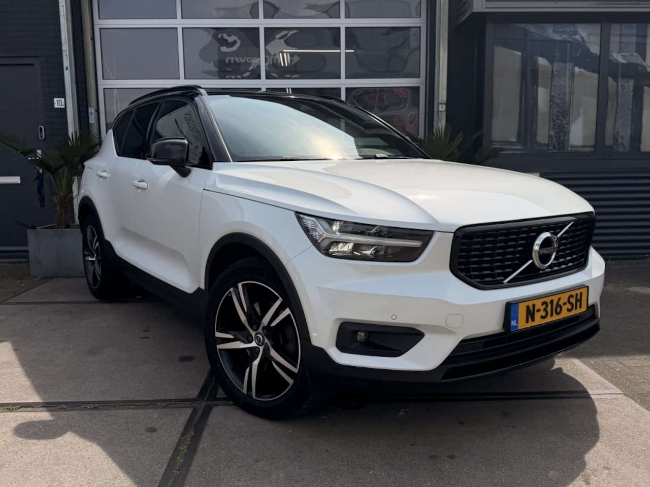 Volvo XC40 - 2.0 T4 R-Design Automaat Navi Carplay! Inruil mogelijk! - AutoWereld.nl