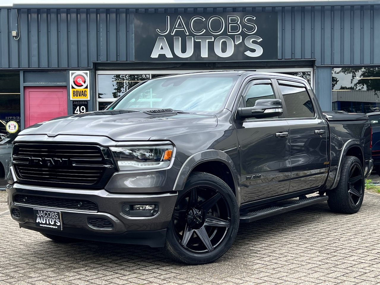 Dodge Ram 1500 - 5.7 V8 4x4 Crew Cab Sport 5.7 V8 4x4 Crew Cab Sport - AutoWereld.nl
