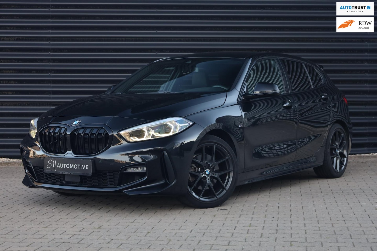 BMW 1-serie - 118i High Executive M sport / CARPLAY / MAXTON / SFEERVERLICHTING / STOELVERWARMING - AutoWereld.nl