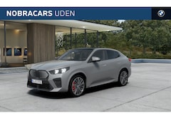 BMW iX2 - xDrive30 M Sport / Panoramadak / Achteruitrijcamera / Sportstoelen / Adaptieve LED / Comfo