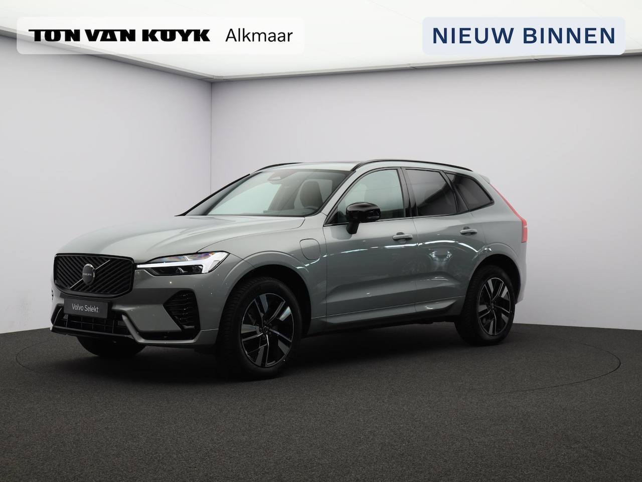 Volvo XC60 - 2.0 T6 Plug-in hybrid AWD Plus Dark / Pano. dak / Harman Kardon Audio / all season banden - AutoWereld.nl