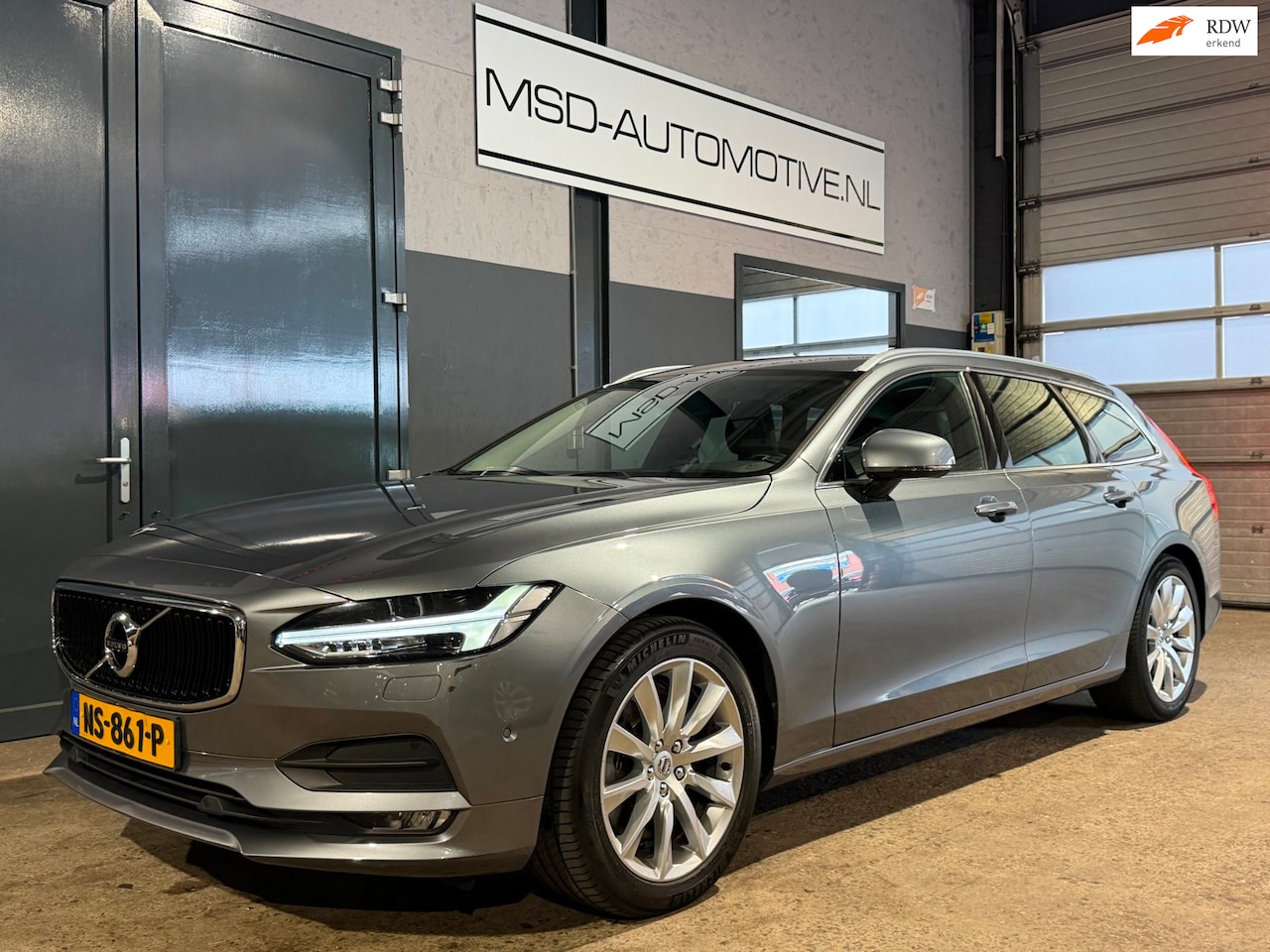 Volvo V90 - 2.0 T5 Momentum|254pk|Trekhaak|Leder|Compleet onderhoud!! - AutoWereld.nl