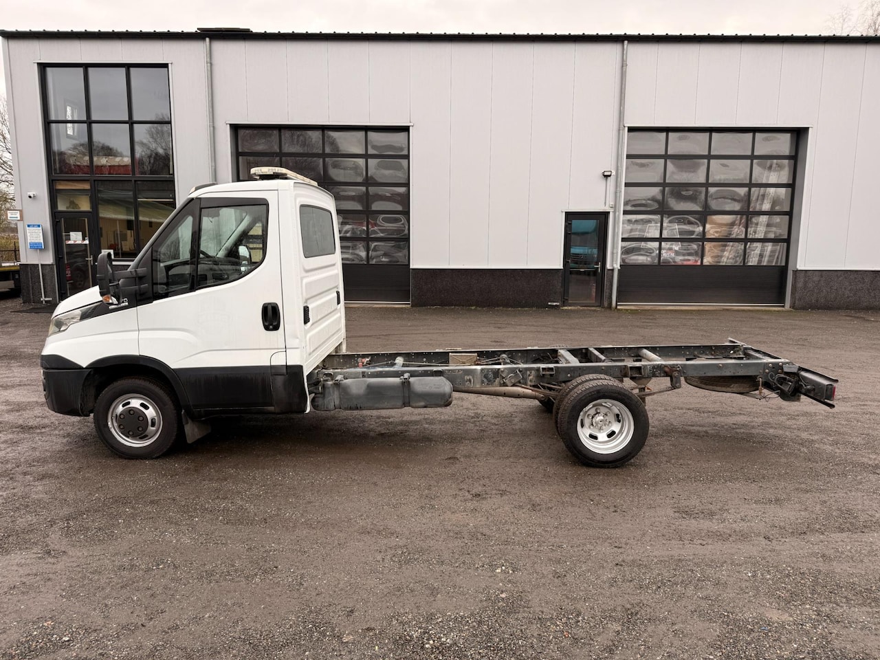 Iveco Daily - 40C17 3.0 375 Chassis Cabine Ideaal voor Bakwagen / Oprijwagen / Koffer / Open Laadbak - AutoWereld.nl