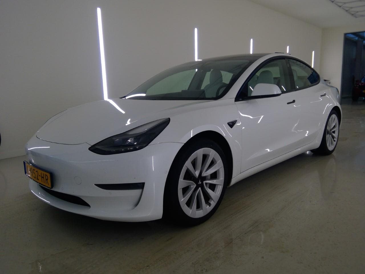 Tesla Model 3 - Standard RWD Plus FACELIFT 89% SoH [ WIT LEDER+LFP-ACCU+WARMTEPOMP+AUTOPILOT ] - AutoWereld.nl