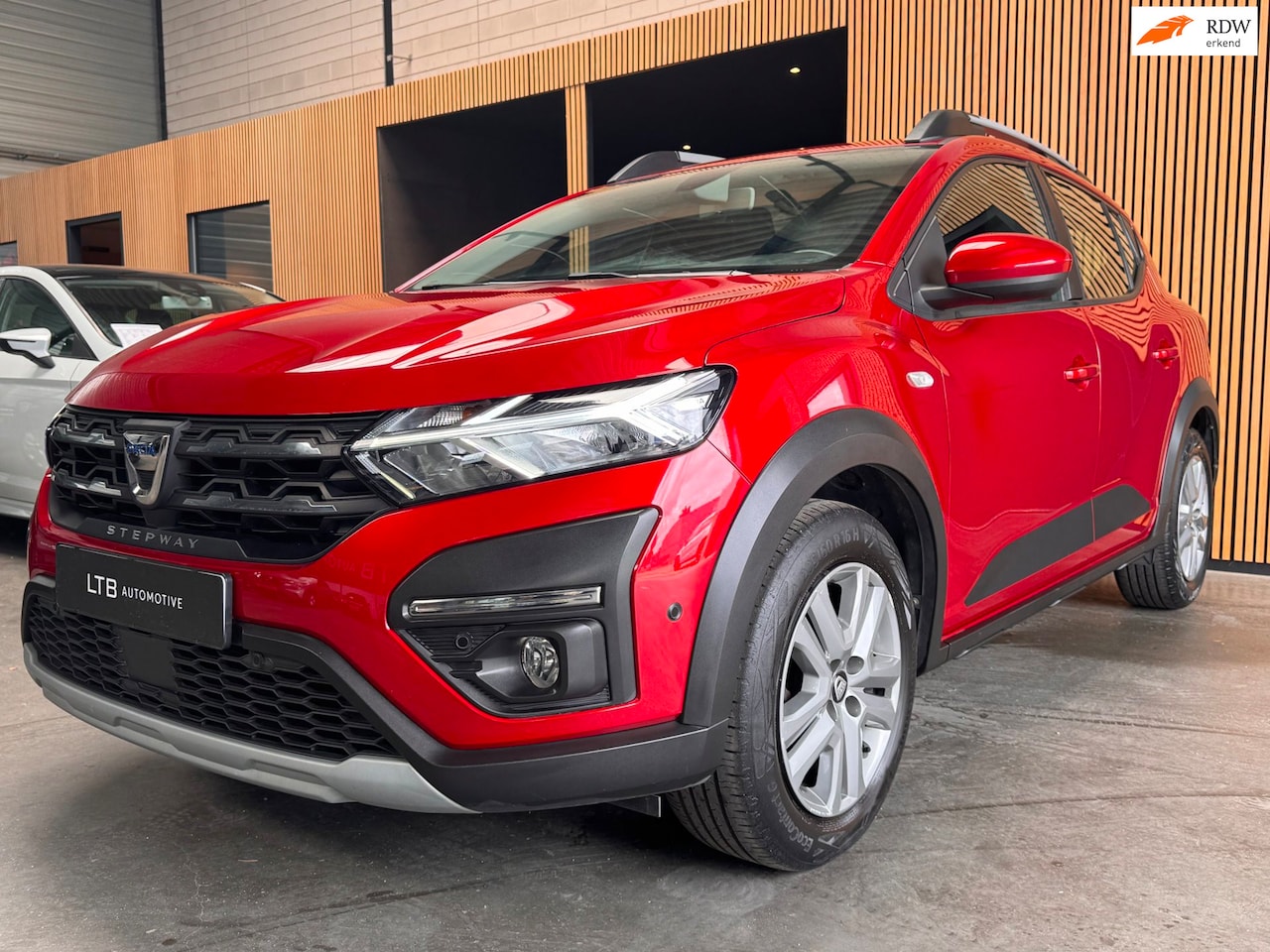 Dacia Sandero Stepway - 1.0 TCe 90 Comfort Automaat Carplay|Keyless|Camera|Navi|Cruise - AutoWereld.nl