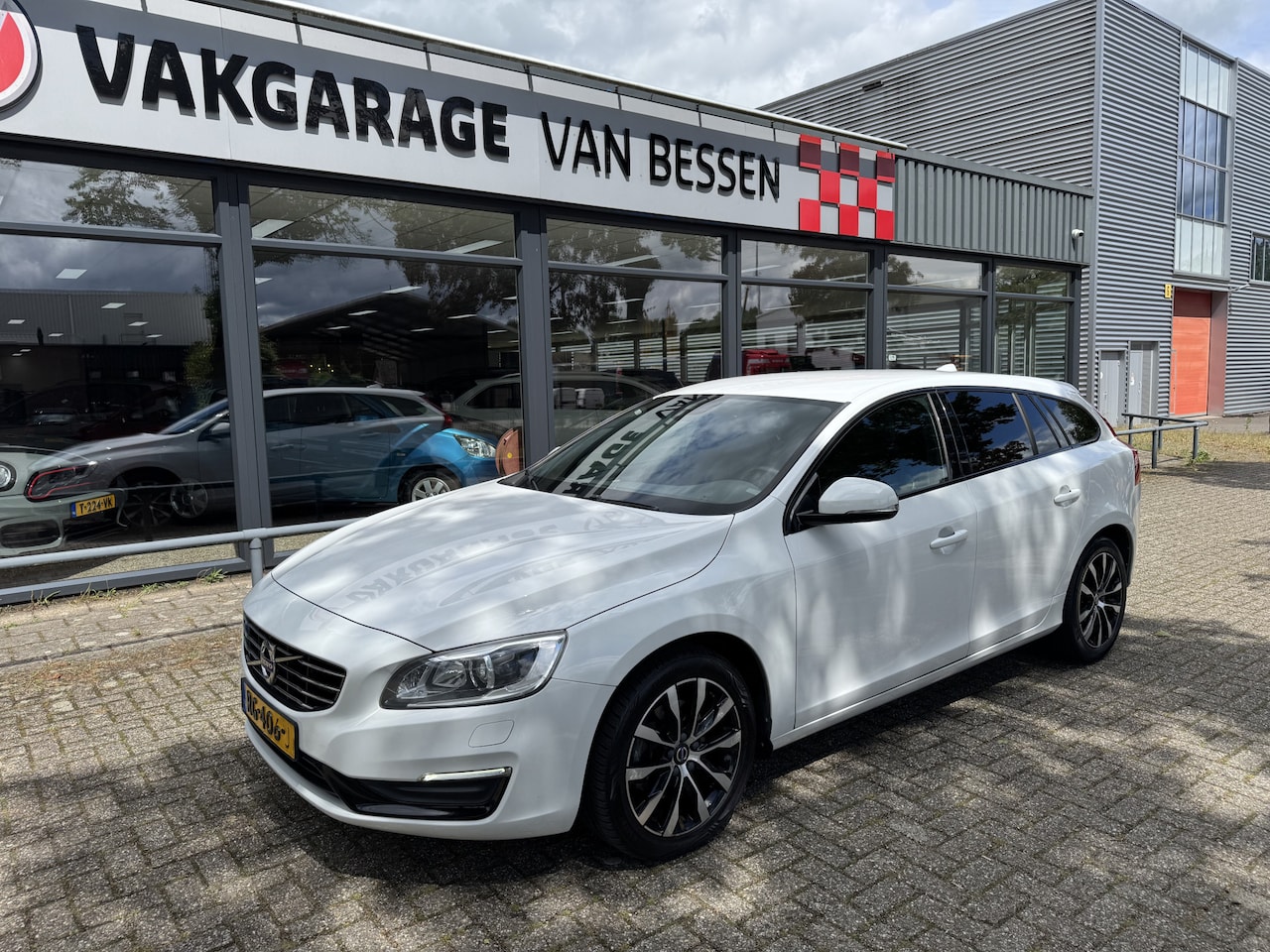 Volvo V60 - 1.5 T2 Polar+ Dynamic LEDER-TREKHAAK-AUTOMAAT - AutoWereld.nl